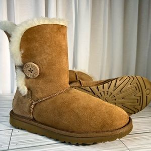 Ugg Bailey Button II Size 6